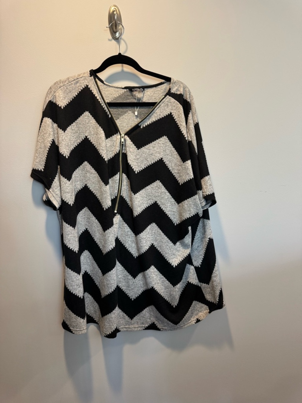 BloomChic Black & Cream Chevron Zip-Front Women's Top